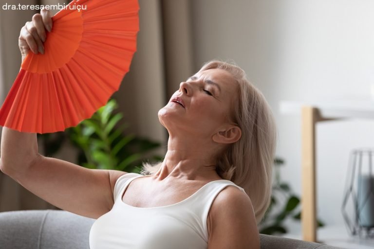 Menopausa - Mulher se abanando